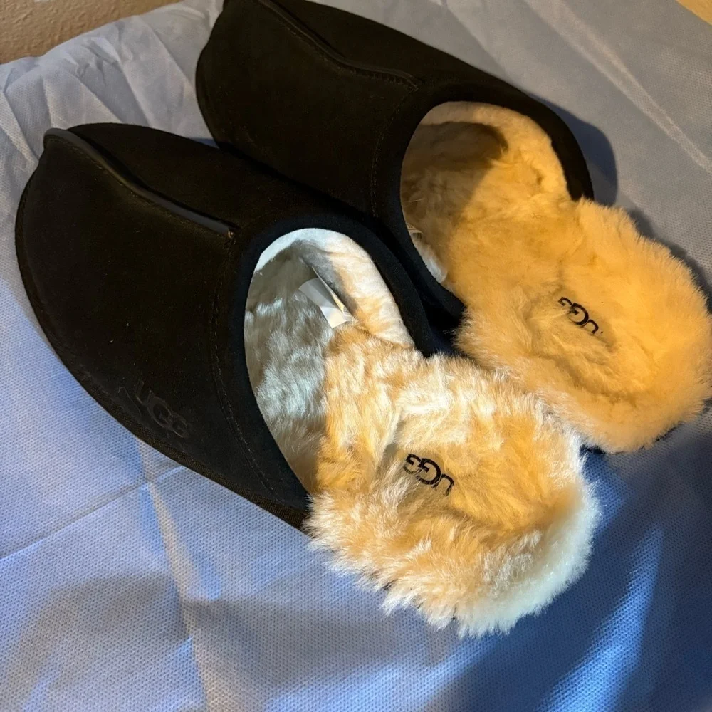 UGG Black and Cream scuff slippers fed  with Sheepskin/wool Lining